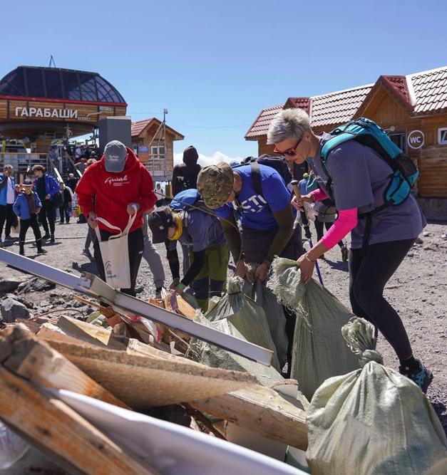 Волонтеры очистили Эльбрус от 20 тонн мусора 