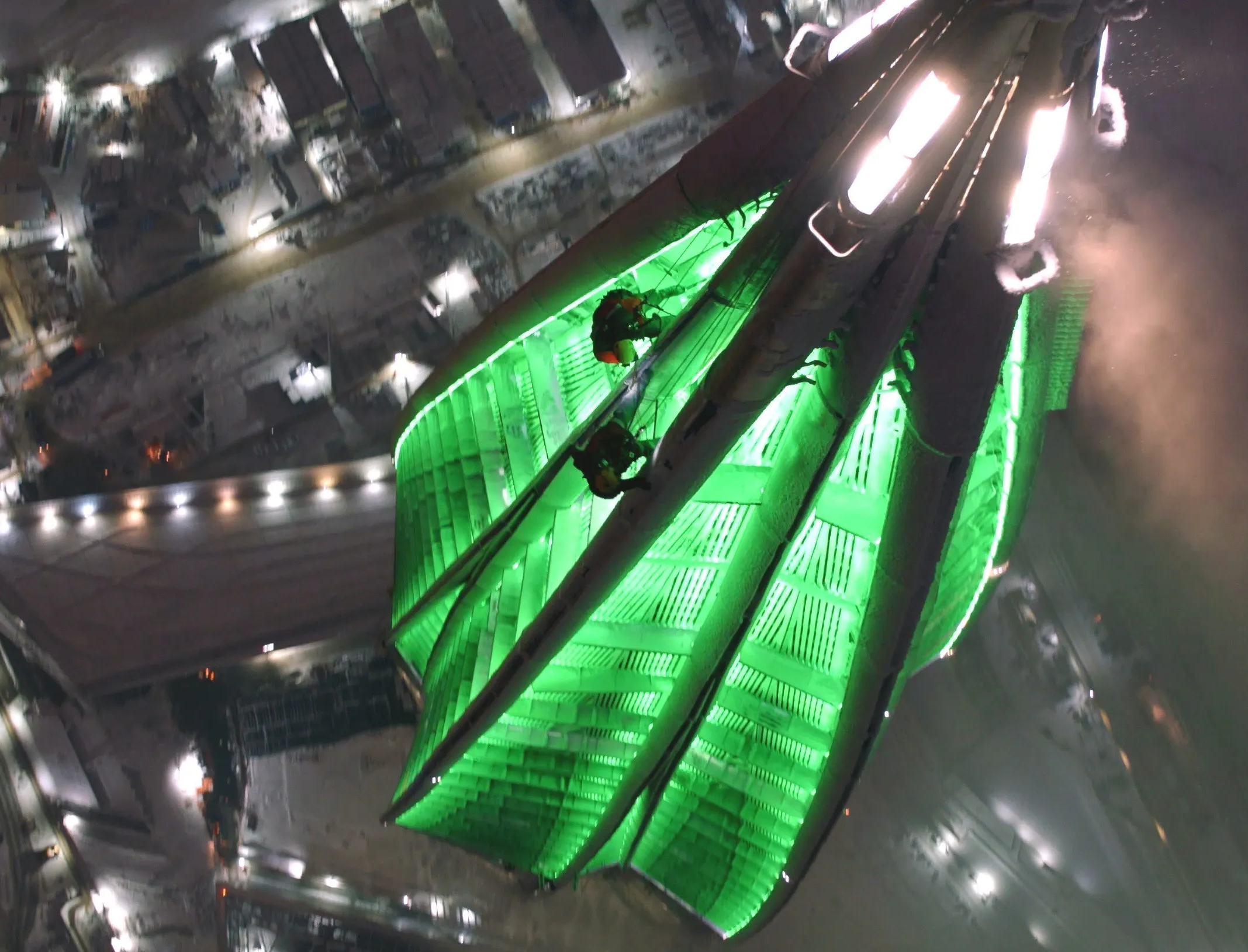 Видео дня: Лахта Центр стал изумрудным в честь дня зеленого цвета