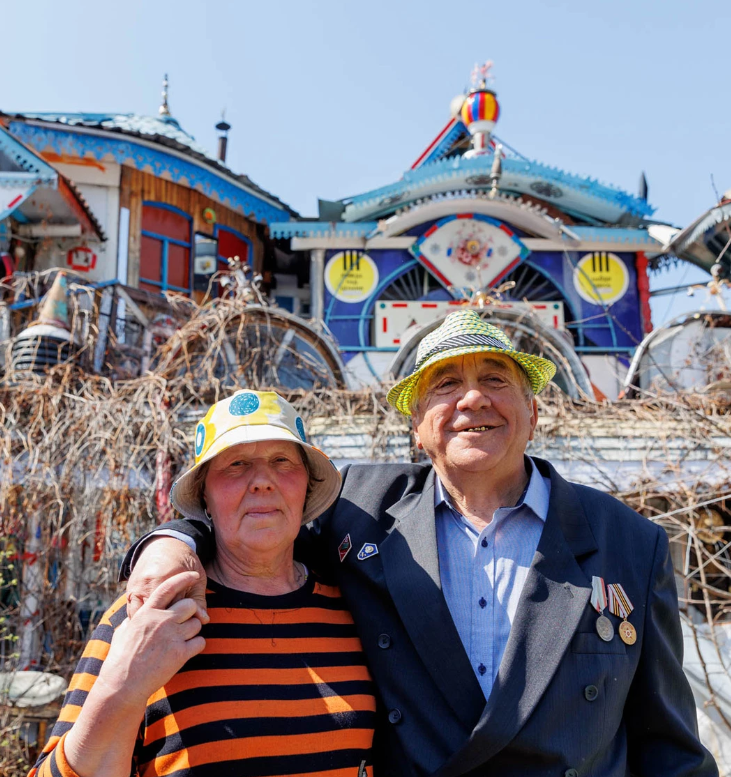 Пенсионер из Тюмени построил сказочный дворец из мусора 