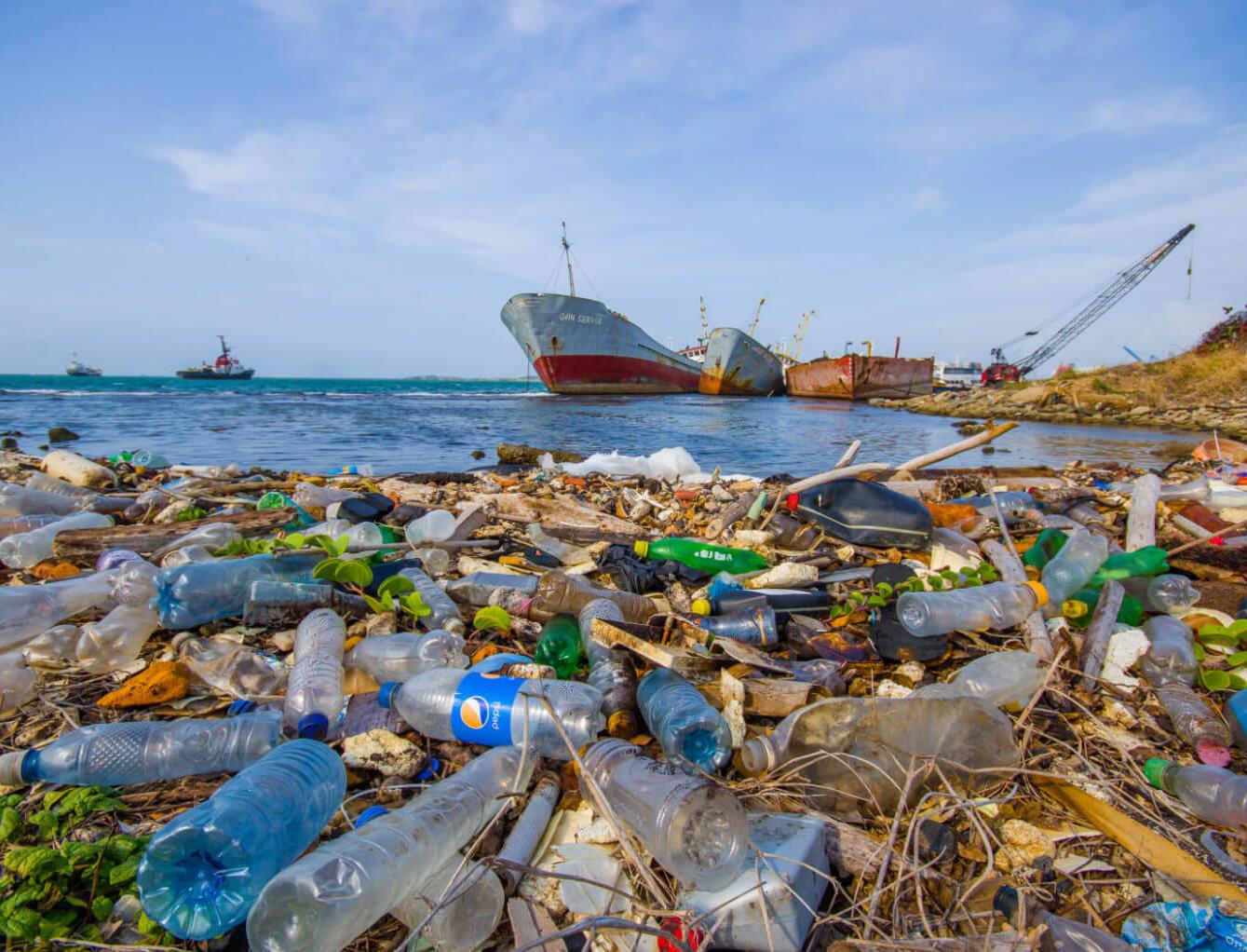 ЮНЕП: загрязнение пластиком можно сократить на 80 процентов к 2040 году 
