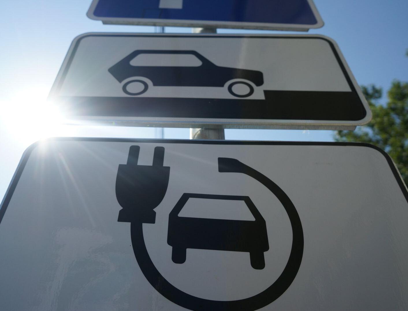 Новые дорожные знаки для электромобилей появятся в России