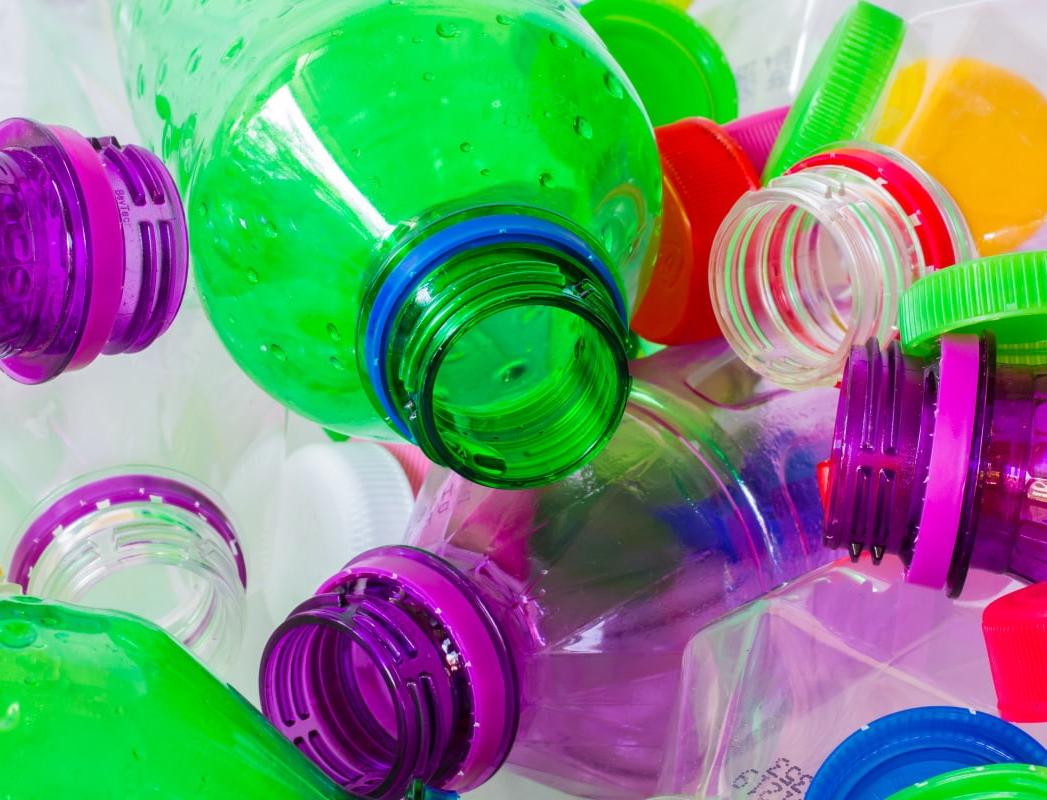 В 2024 году в России могут запретить цветные ПЭТ-бутылки 