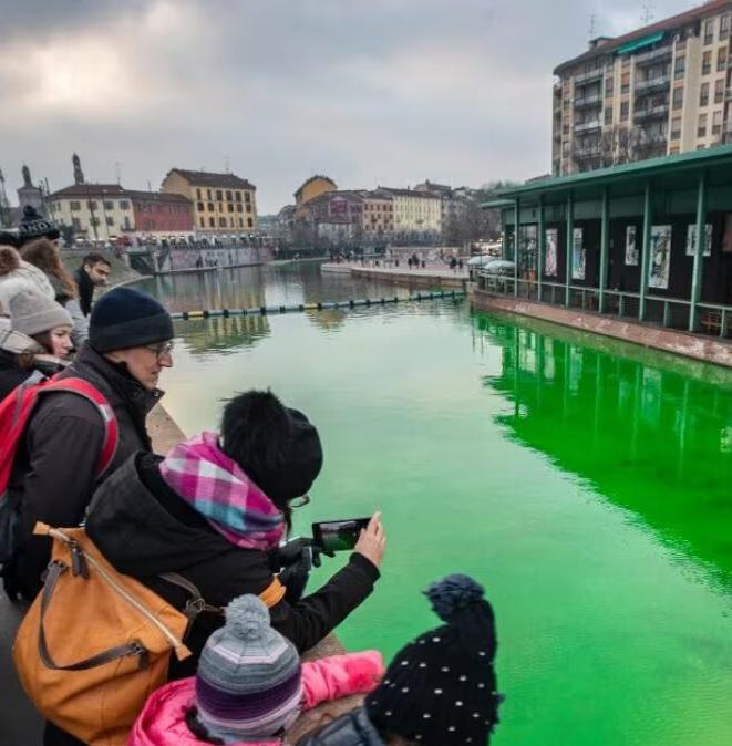 В Италии экоактивисты окрасили воды Венеции в зеленый цвет 