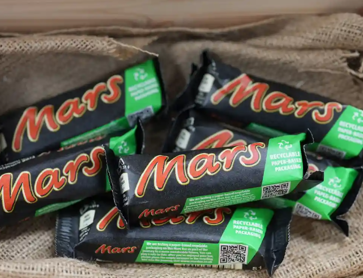 В Великобритании батончики Mars теперь продаются в бумажной упаковке 