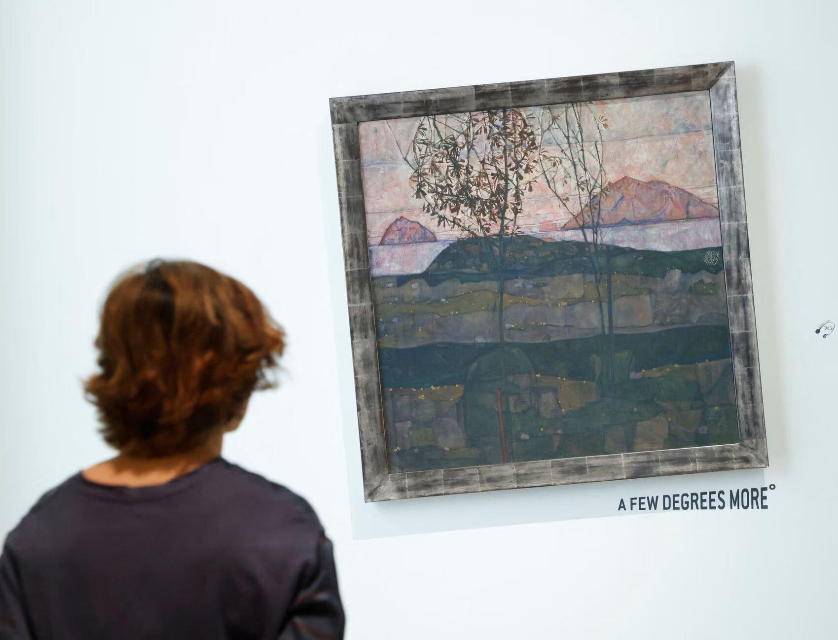 В Венском музее наклонили картины для привлечения внимания к изменению климата