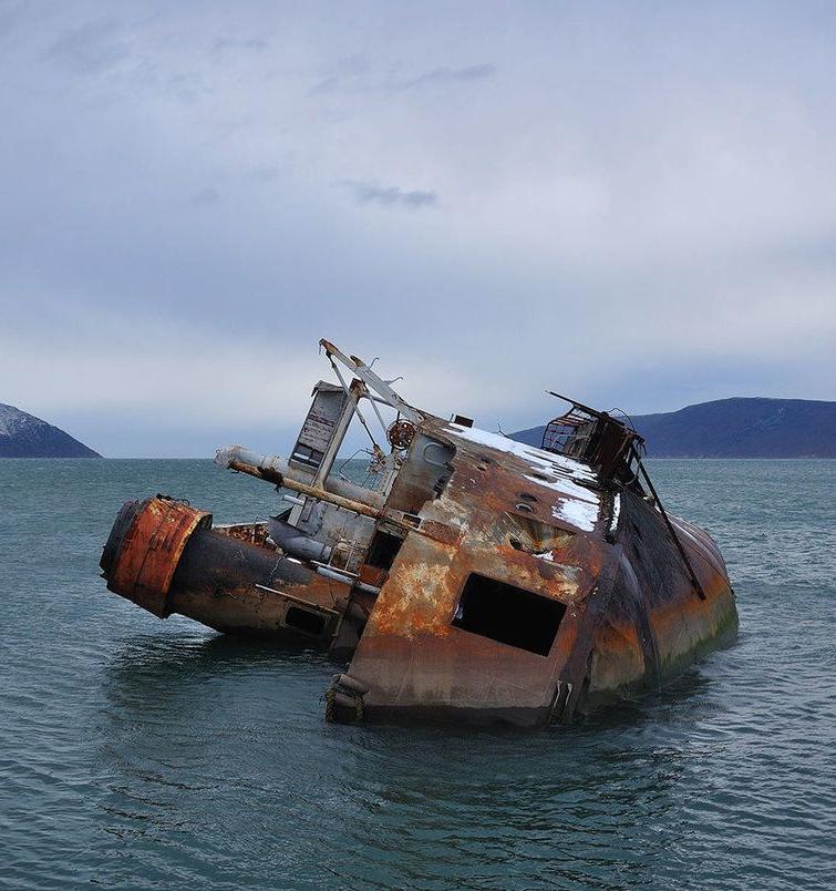 Берега Сахалина очищают от затонувших кораблей 