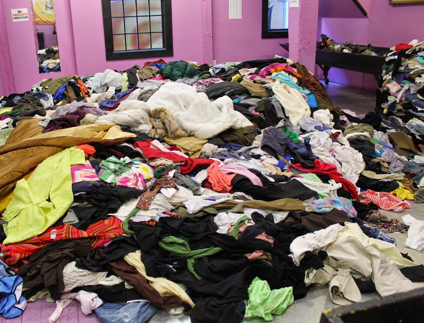 2 млн тонн одежды выбрасывают россияне каждый год