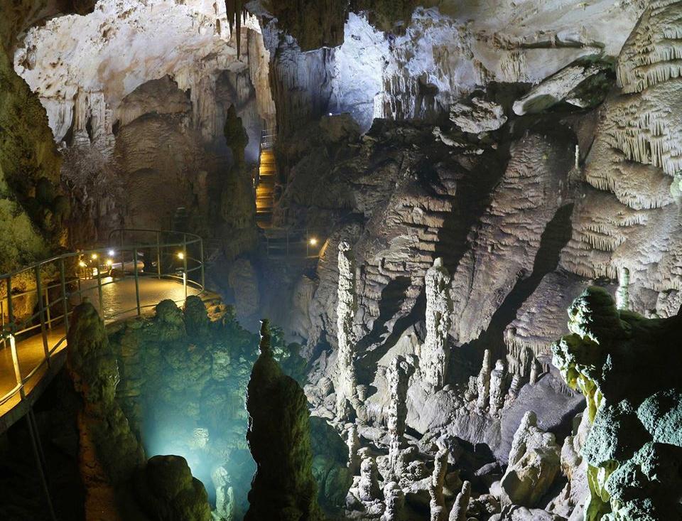 Знаменитую пещеру в Крыму перевели на освещение от солнечных батарей 