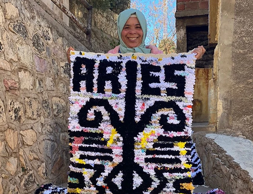 Марокканки сплели ковры из переработанных отходов за 1410 долларов