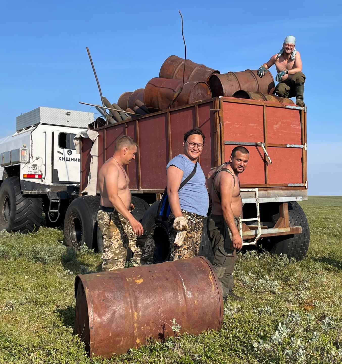 Больше трех тыс. бочек от ГСМ и 44 тонны другого металлолома собрали волонтеры на Ямале 