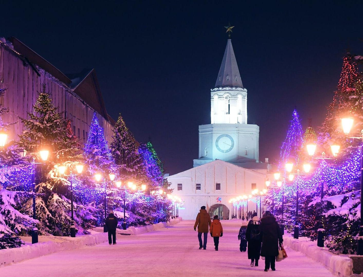 В Казани установили новогоднюю елку из 460 кг переработанного пластика