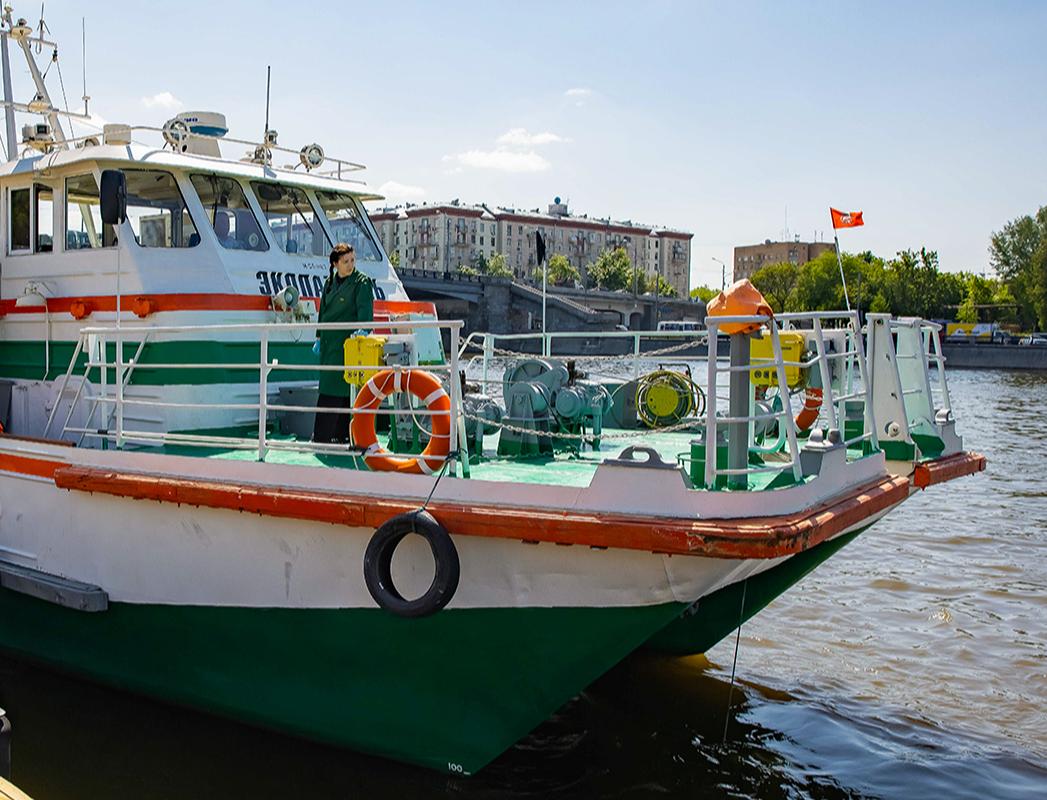 Судно «Экопатруль» ежедневно отслеживает качество воды в Москве-реке 