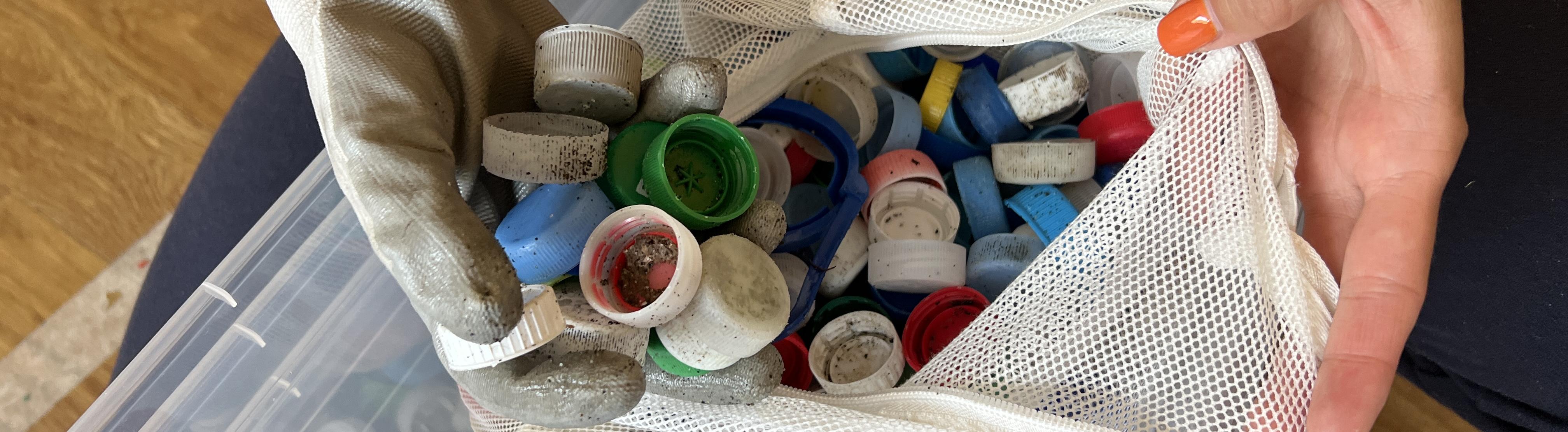 На Камчатке почти 1,5 тонны морского мусора переработали в экореквизит