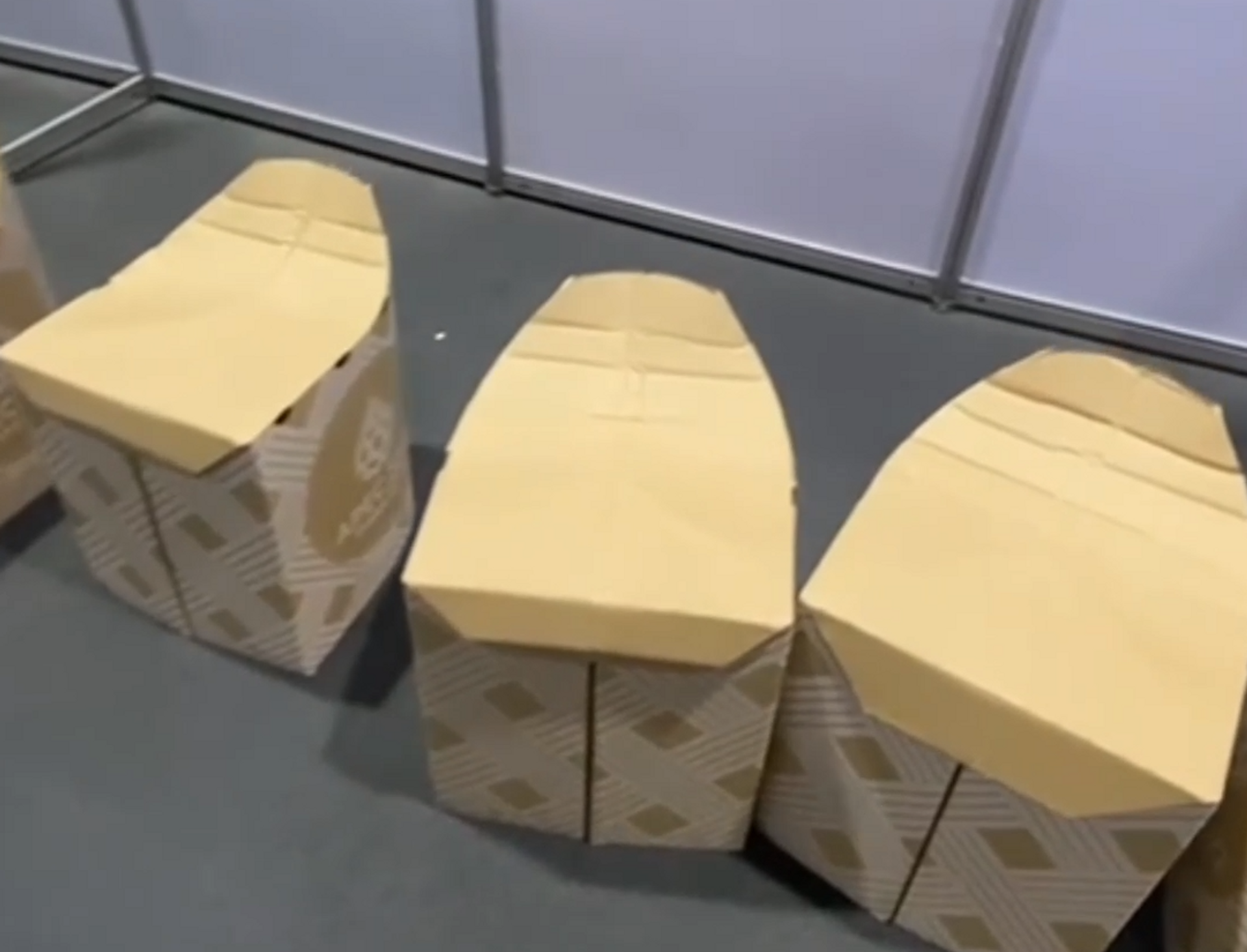 На саммите АТЭС расставили экологичные картонные столы и стулья