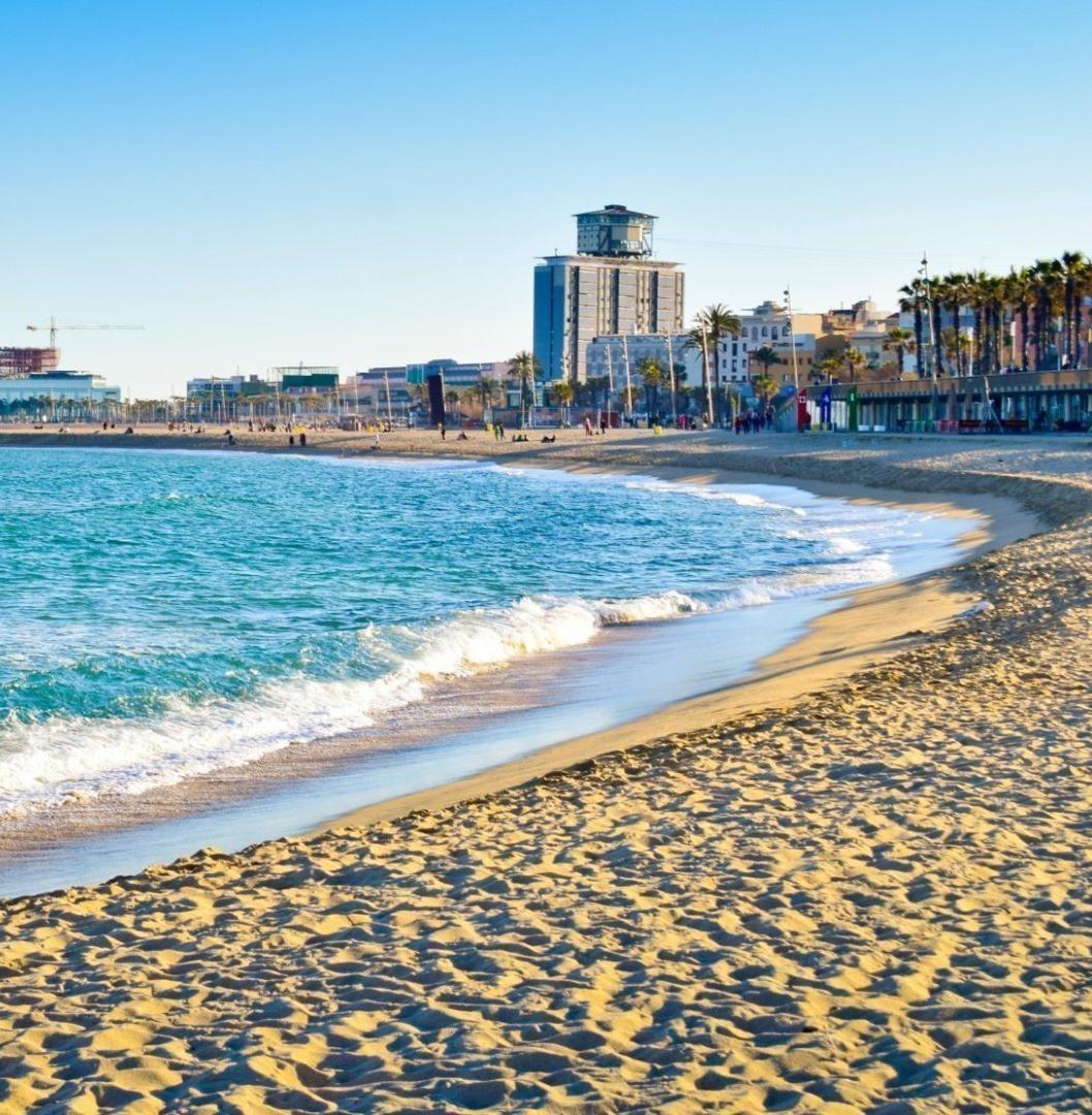 В Барселоне на пляжах дефицит песка 