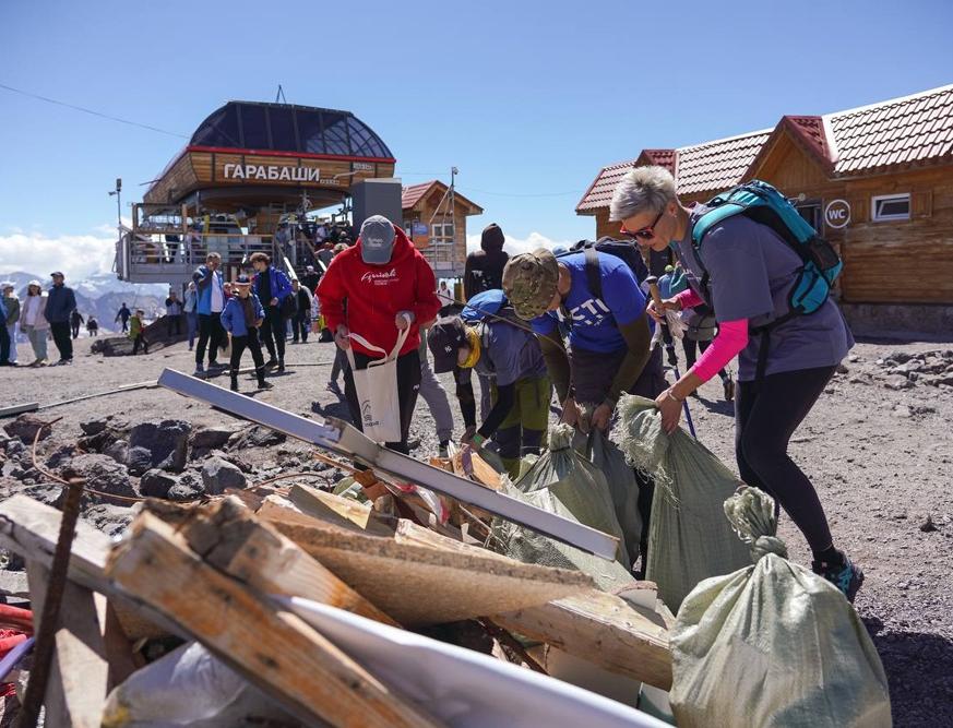 Волонтеры очистили Эльбрус от 20 тонн мусора 