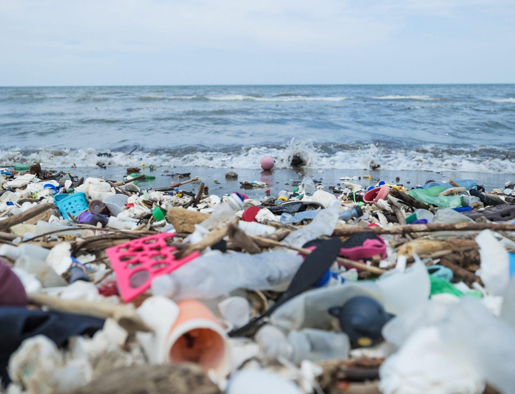 Ученые выяснили, что ежегодно в Мировой океан попадает порядка 500 тонн пластика 