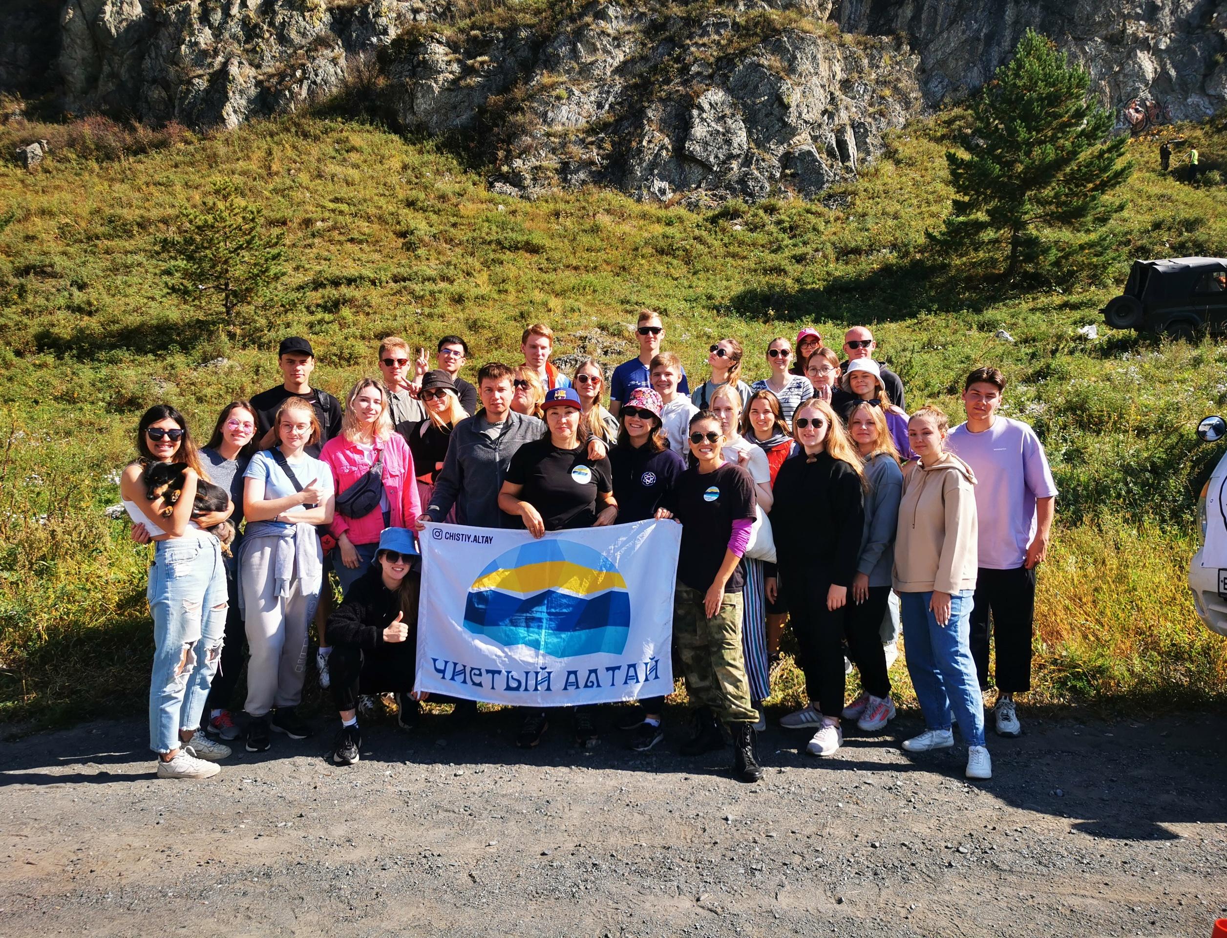 Не просто камни: в Республике Алтай волонтёры очищают скалы от надписей вандалов 
