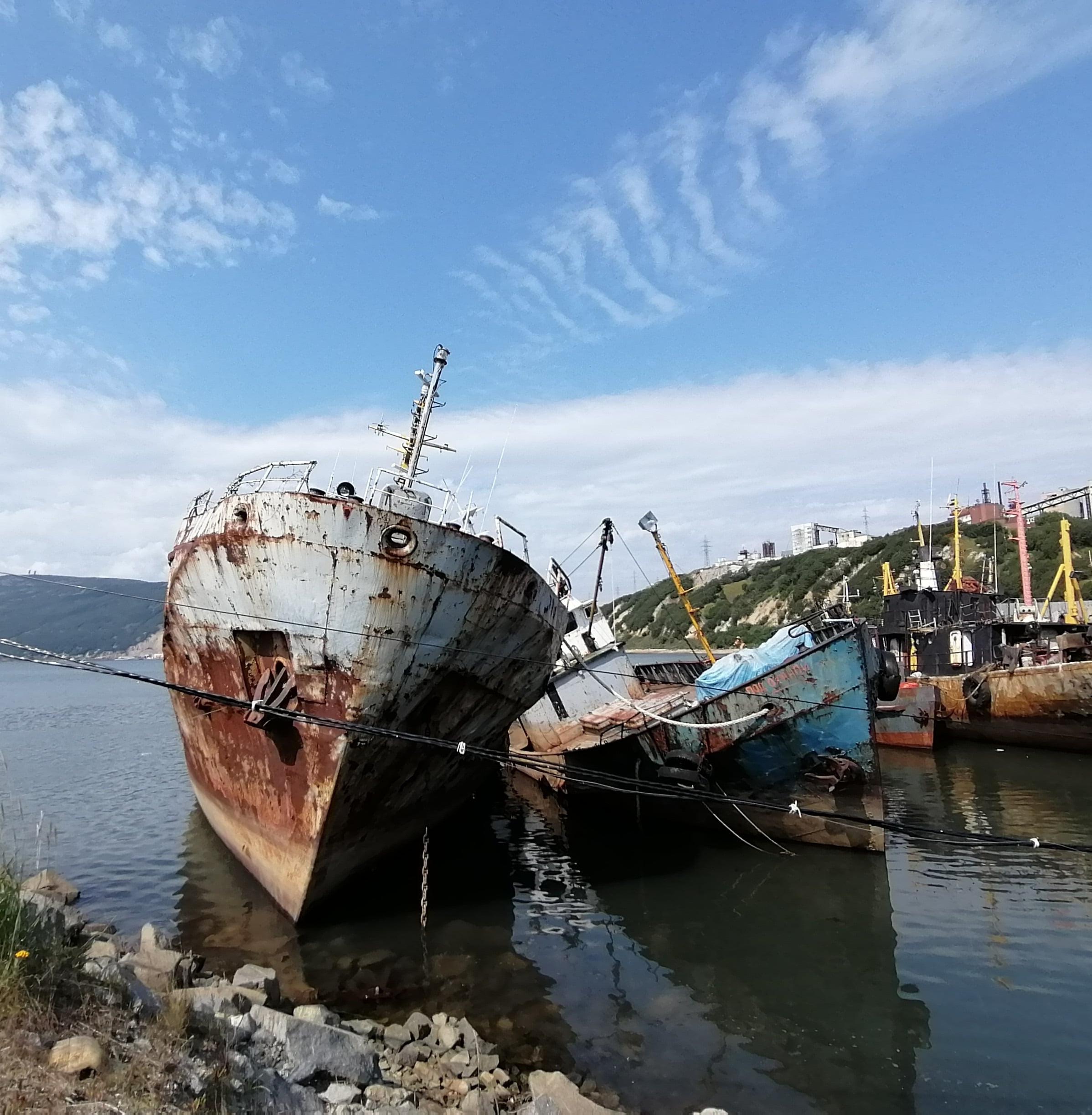 Акватории Дальнего Востока в 2024 году очистят от 82 затонувших судов 