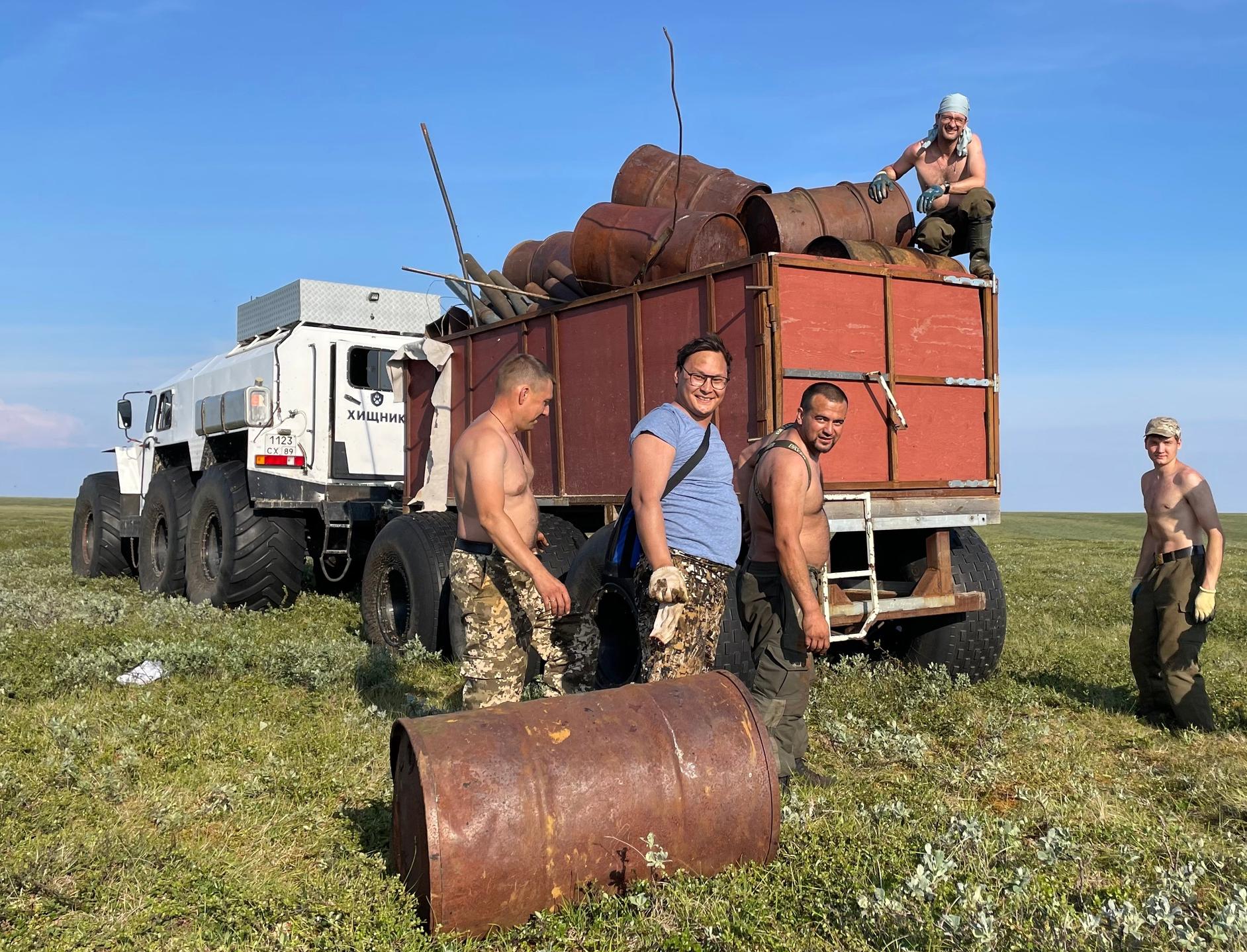 Больше трех тыс. бочек от ГСМ и 44 тонны другого металлолома собрали волонтеры на Ямале 