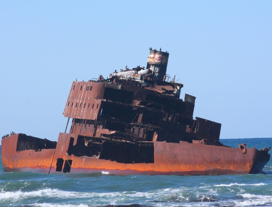 Акваторию Сахалинской области очистят от затонувших судов 