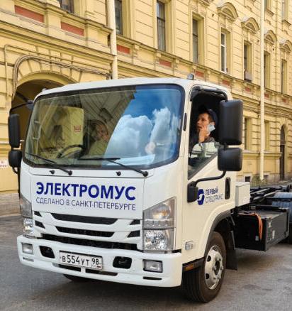 Электрические бесшумные мусоровозы появились в Санкт-Петербурге