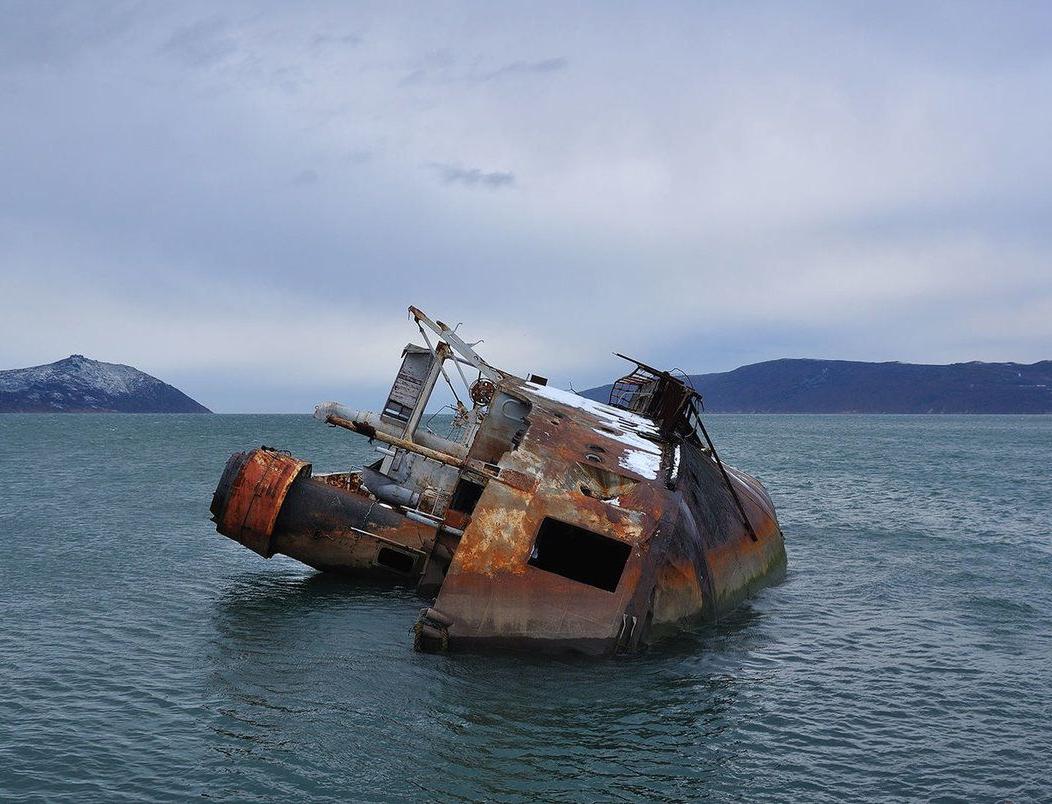 Берега Сахалина очищают от затонувших кораблей 