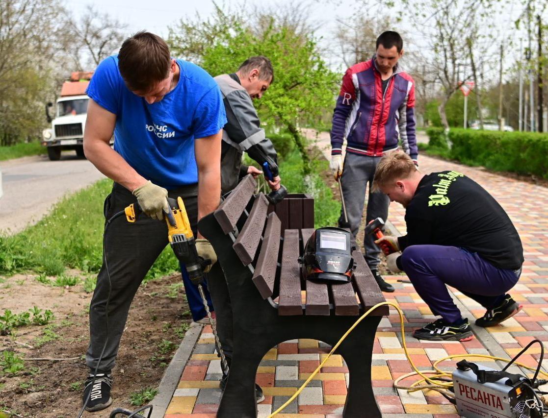 47 скамеек из переработанного мусора установили в Будённовске