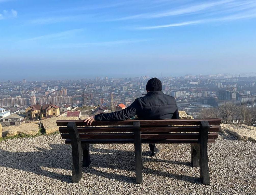 В столице Дагестана установили скамейки из переработанного пластика